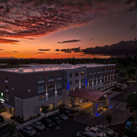 Holiday Inn Express & Suites Chico, An Ihg Hotel Exterior photo