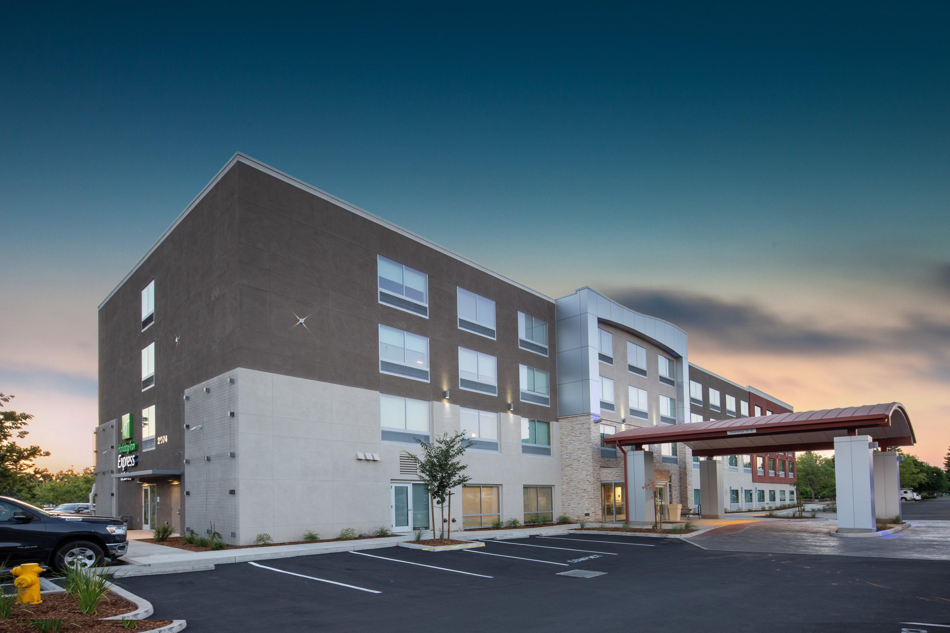 Holiday Inn Express & Suites Chico, An Ihg Hotel Exterior photo