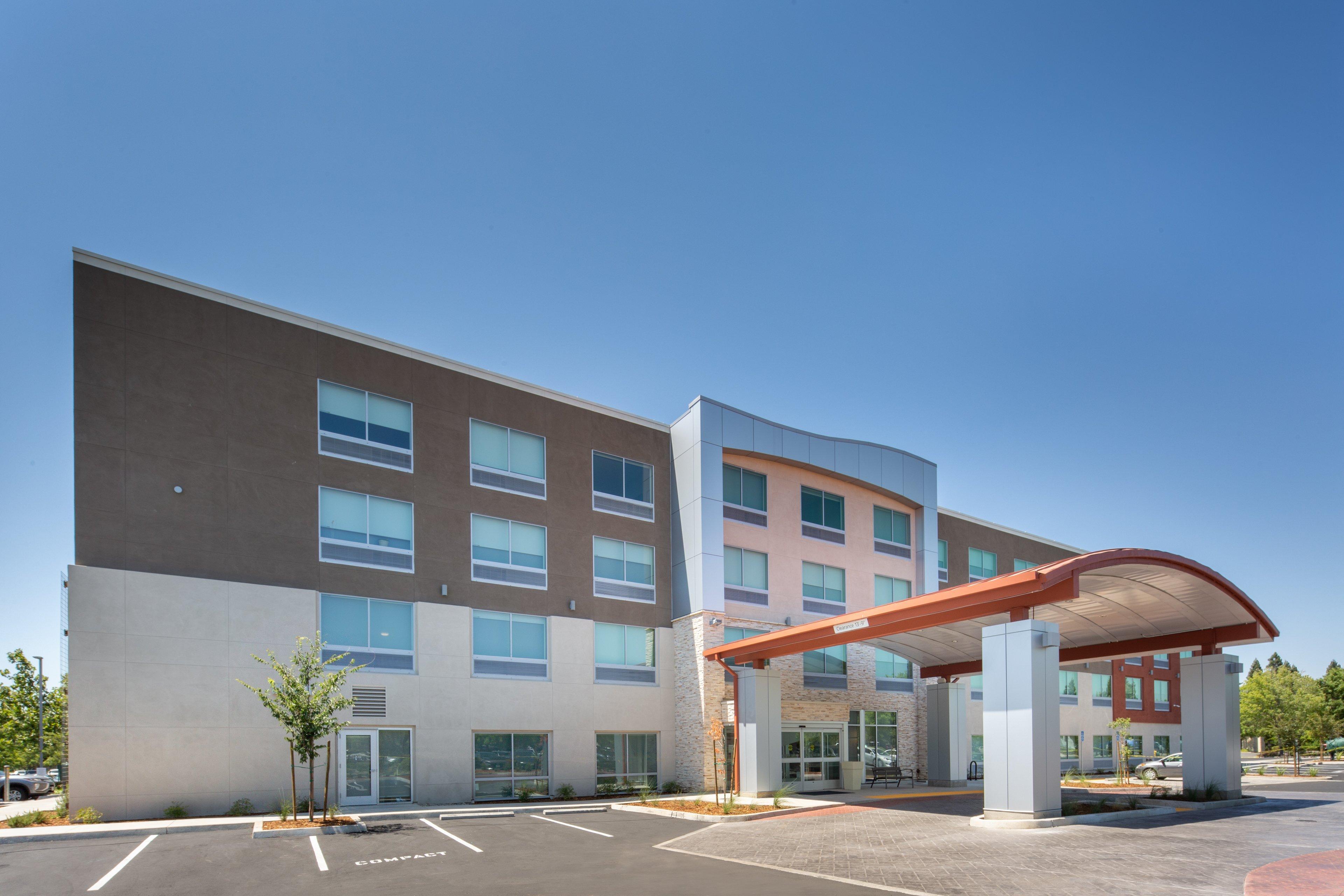 Holiday Inn Express & Suites Chico, An Ihg Hotel Exterior photo