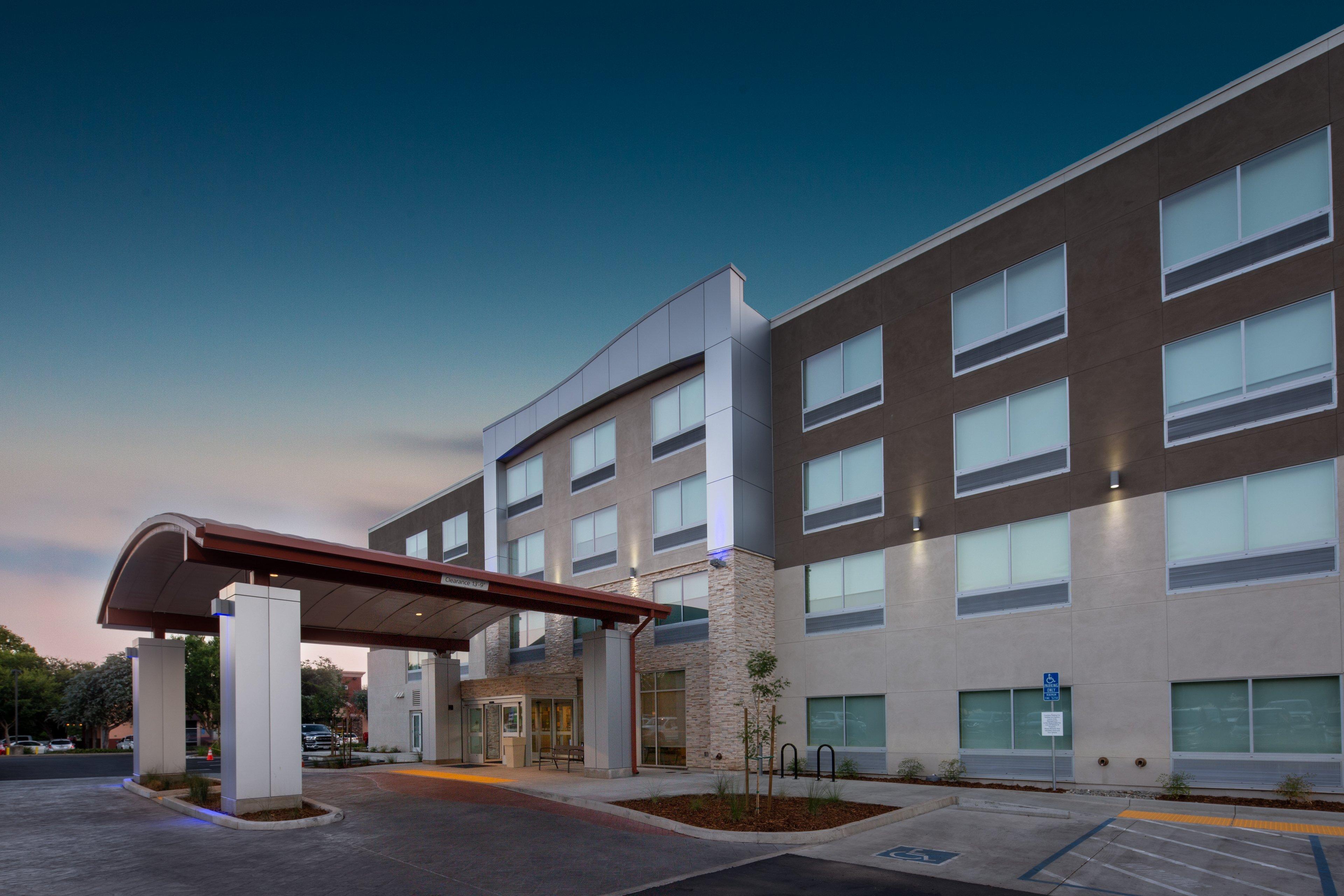 Holiday Inn Express & Suites Chico, An Ihg Hotel Exterior photo