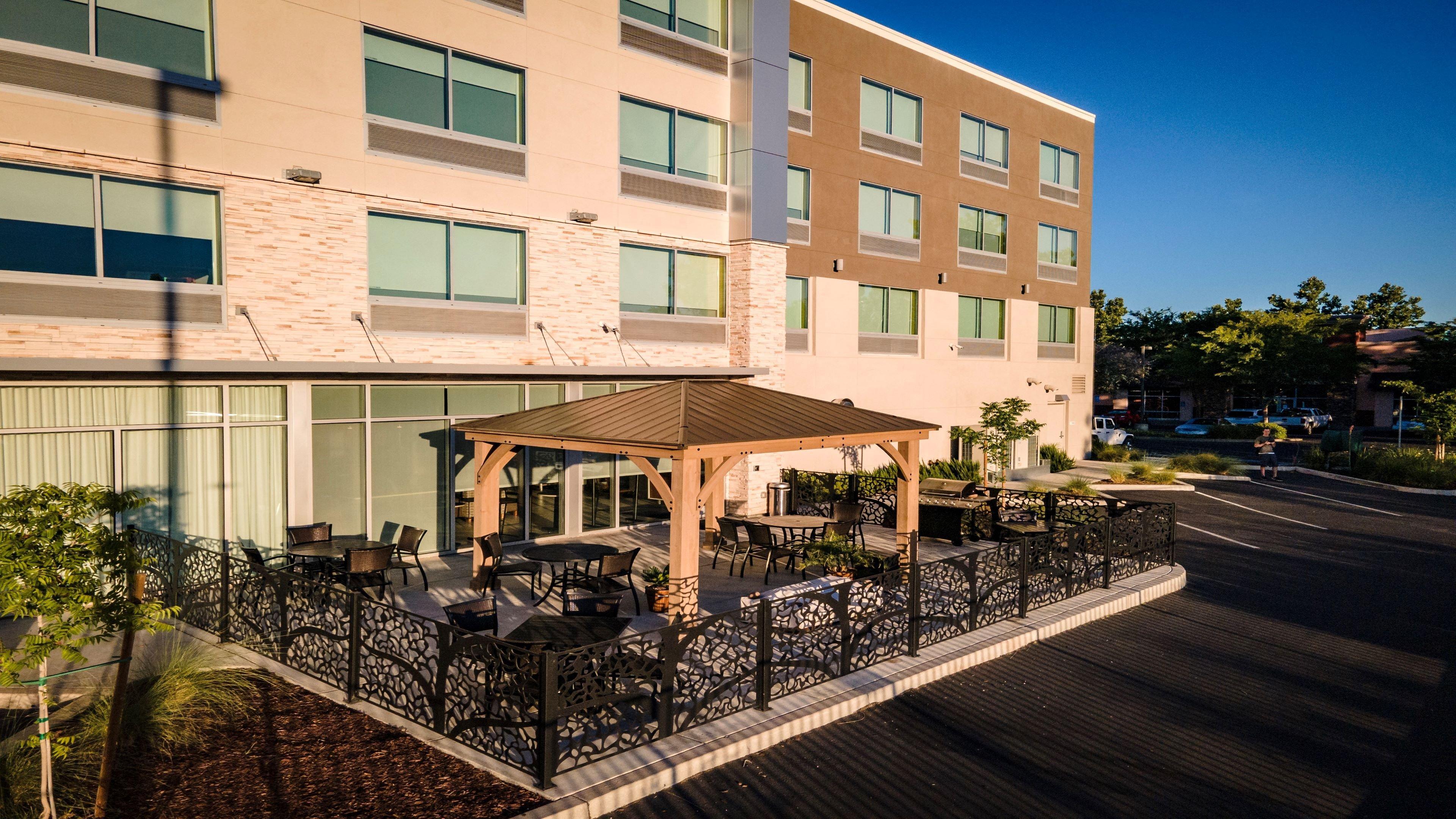 Holiday Inn Express & Suites Chico, An Ihg Hotel Exterior photo