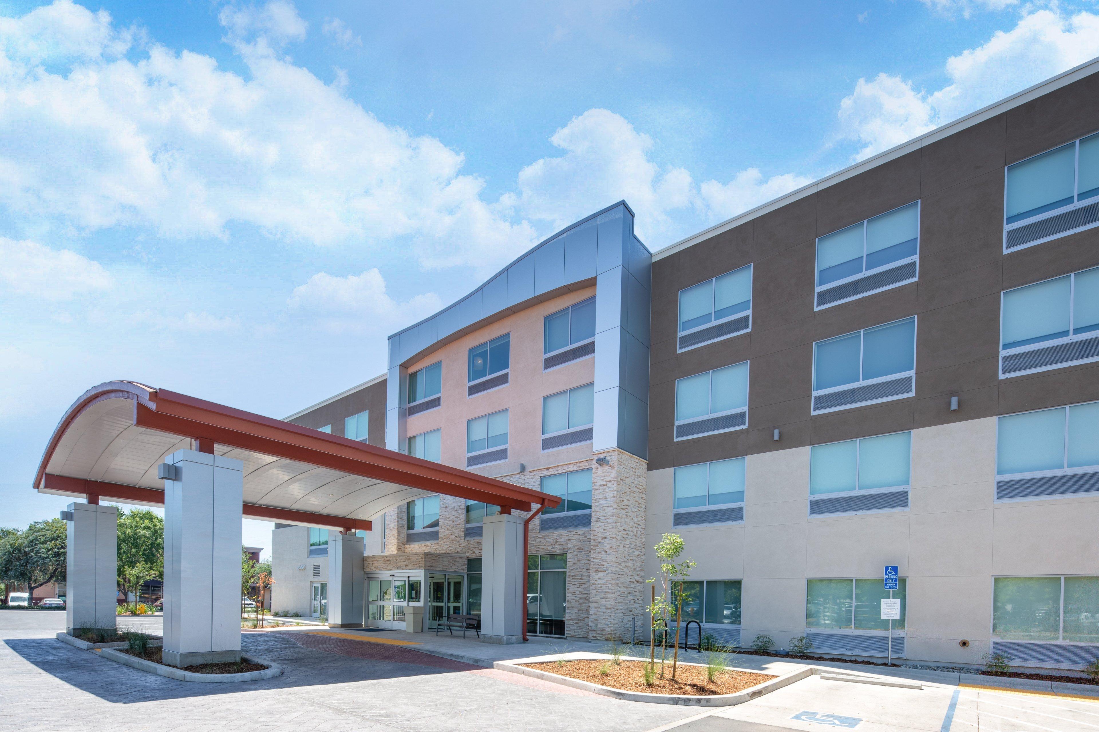 Holiday Inn Express & Suites Chico, An Ihg Hotel Exterior photo